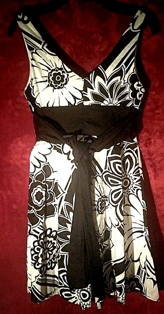 B.Smart black/white flower dress